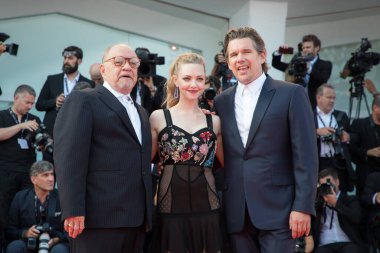 Ethan Hawke, Amanda Seyfried, Paul Schrader 31 Ağustos 2017 'de İtalya' da düzenlenen 74. Venedik Film Festivali 'nde