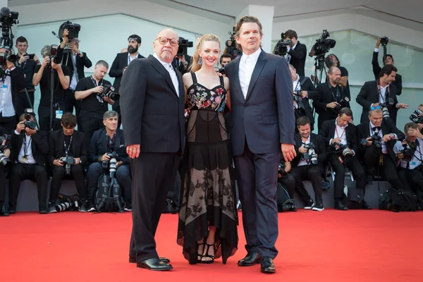 Ethan Hawke, Amanda Seyfried, Paul Schrader 31 Ağustos 2017 'de İtalya' da düzenlenen 74. Venedik Film Festivali 'nde