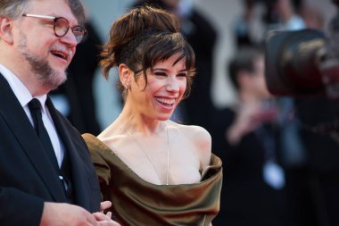 Sally Hawkins, Guillermo del Toro 31 Ağustos 2017 'de İtalya' da düzenlenen 74. Venedik Film Festivali 'nde Shape Of Water galasında