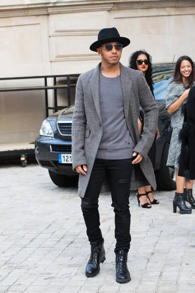 Lewis Hamilton Uczestniczy Wystawie Stelli Mccartney Podczas Paris Fashion Week — Zdjęcie stockowe