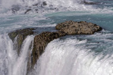 Gullfoss - İzlanda, şelale taşlarla