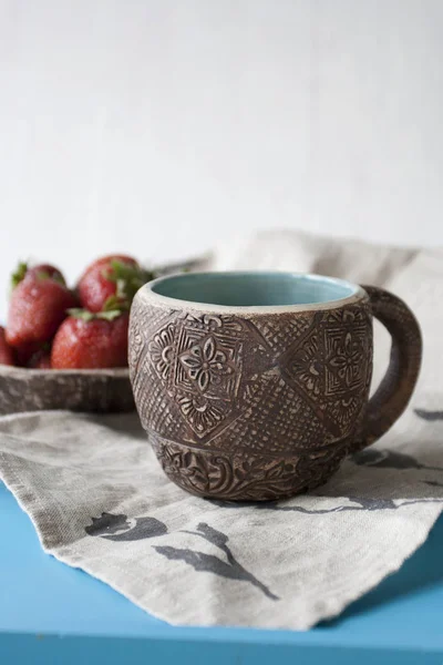 Tazza Argilla Con Caffè Piatto Fragole Sullo Sfondo — Foto Stock