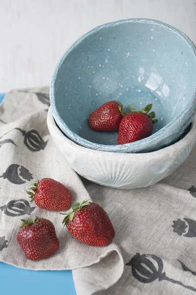 Blaue Gänseblümchen Mit Roten Saftigen Erdbeeren Auf Blauem Holzgrund — Stockfoto