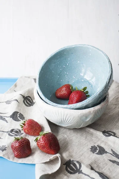 Blaue Gänseblümchen Mit Roten Saftigen Erdbeeren Auf Blauem Holzgrund — Stockfoto