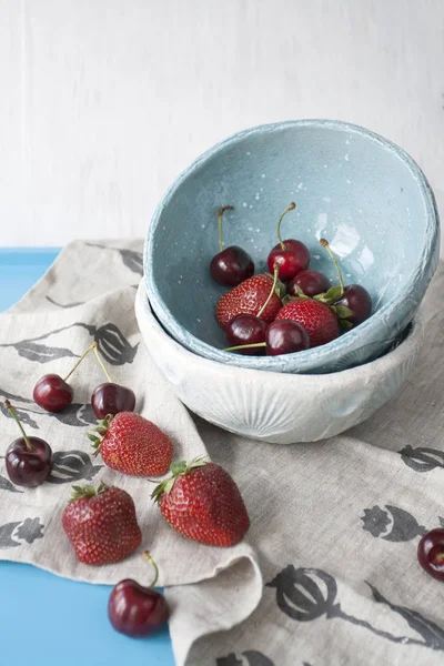 Platos Azules Con Fresas Rojas Jugosas Deliciosas Cerezas —  Fotos de Stock