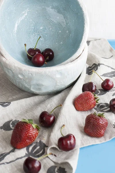 Platos Azules Con Fresas Rojas Jugosas Deliciosas Cerezas —  Fotos de Stock