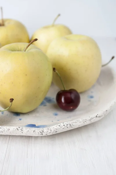 One Juicy Red Cherry Few Yellow Tasty Apples Clay Plate — Stock Photo, Image