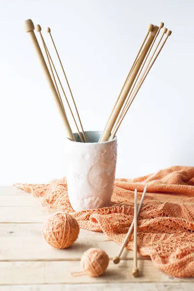 Houten Naalden Breien Plukjes Wol Oranje Plaid Hand Gemaakt Glas — Stockfoto