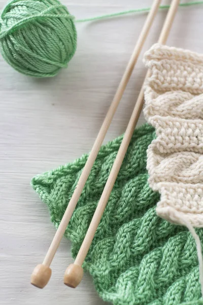 Zwei Helle Muster Und Hölzerne Stricknadeln Für Einen Weißen Hintergrund — Stockfoto