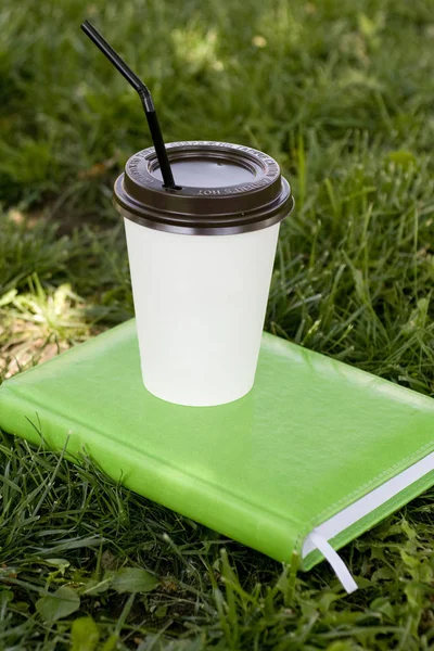 Una Taza Papel Blanco Con Café Caliente Negro Una Barra —  Fotos de Stock