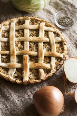 Geleneksel rustik vejetaryen pasta lahana ve soğan ile