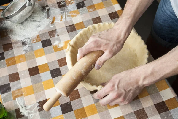 Koken Home Concept Close Van Mannelijke Handen Kneden Van Deeg — Stockfoto