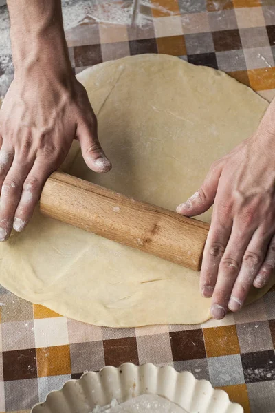 Matlagning Och Hem Koncept Närbild Manliga Händer Knåda Degen Bakgrund — Stockfoto