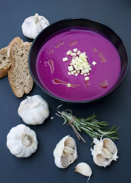 Koude Rode Bieten Soep Gember Rogge Stokbrood Knoflook Rozemarijn Zijn — Stockfoto