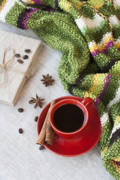 Frischer Köstlicher Heißer Espressokaffee Mit Kaffeebohnen Einer Roten Tasse Und — Stockfoto