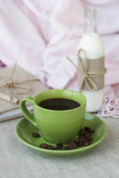 Een Lichte Achtergrond Een Kopje Koffie Een Fles Melk Vervolgens — Stockfoto