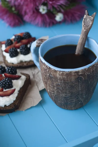Sandwiches Mit Süßkäse Und Beeren Eine Tasse Kaffee Vor Blauem — Stockfoto