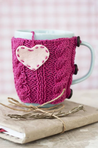 Taza Azul Suéter Rosa Con Corazones Fieltro —  Fotos de Stock