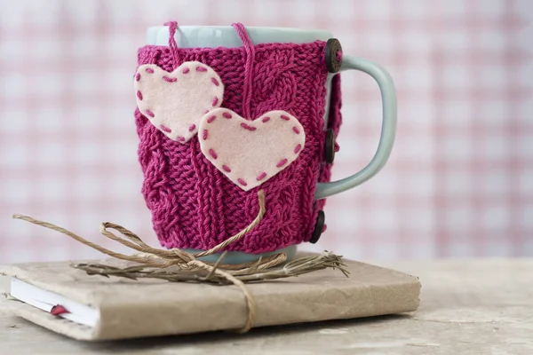 Blaue Tasse Rosa Pullover Mit Filzherzen — Stockfoto