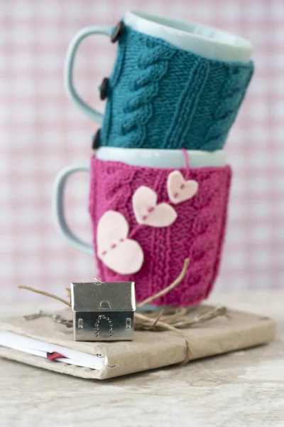 Dos Tazas Azules Suéter Azul Rosa Con Corazones Fieltro —  Fotos de Stock