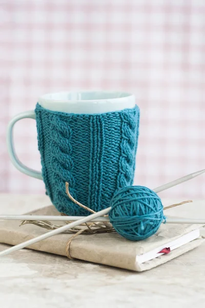 Blue Cup Blue Sweater Standing Old Notebook — Stock Photo, Image