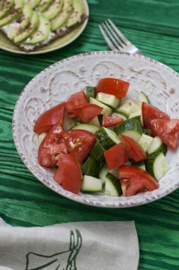 Sağlıklı bir salata taze domates ve sebze ve ev yapımı peynir sandviç, avokado ve baharat sert buğday tost. Sağlıklı bir kahvaltı.