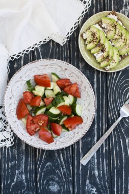 Sağlıklı bir salata taze domates ve sebze ve ev yapımı peynir sandviç, avokado ve baharat sert buğday tost. Sağlıklı bir kahvaltı.