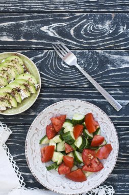 Sağlıklı bir salata taze domates ve sebze ve ev yapımı peynir sandviç, avokado ve baharat sert buğday tost. Sağlıklı bir kahvaltı.