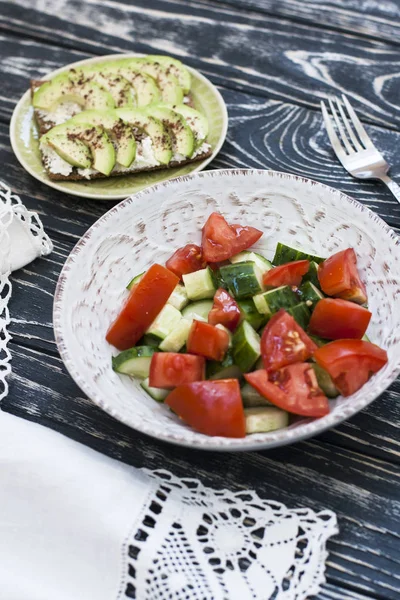 Una Ensalada Saludable Tomates Verduras Frescas Sándwich Casero Queso Blando — Foto de Stock