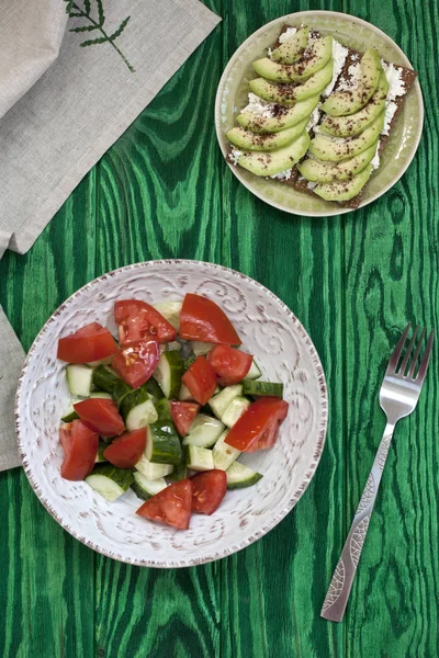 Uma Salada Saudável Tomates Legumes Frescos Sanduíche Caseiro Queijo Mole — Fotografia de Stock