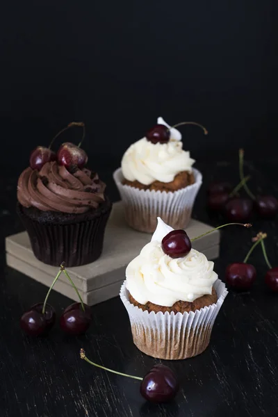 Deliciosos Cupcakes Chocolate Baunilha Com Cerejas Fundo Preto — Fotografia de Stock