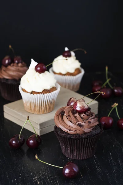 Heerlijke Chocolade Vanille Cupcakes Met Kersen Een Zwarte Achtergrond — Stockfoto