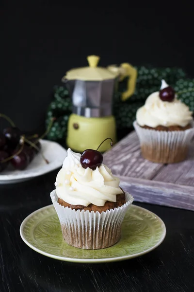 Vanille Cupcakes Met Kersen Een Plaat Van Bessen Een Koffiepot — Stockfoto