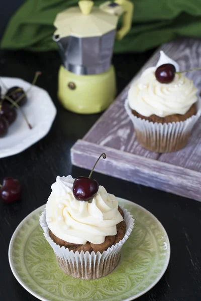 Vanille Cupcakes Met Kersen Een Plaat Van Bessen Een Koffiepot — Stockfoto