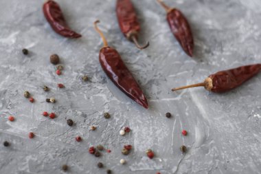 Kırmızı sivri biber ve tahıl bir vintage gri arka plan üzerine biber kurutulmuş biber kurutulmuş