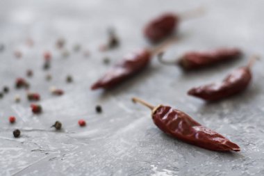 Kırmızı sivri biber ve tahıl bir vintage gri arka plan üzerine biber kurutulmuş biber kurutulmuş