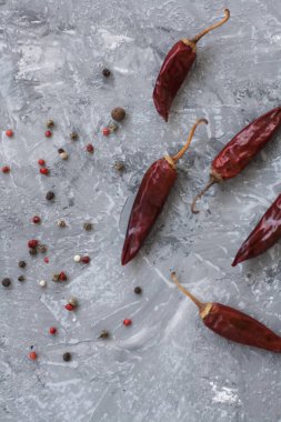 Kırmızı sivri biber ve tahıl bir vintage gri arka plan üzerine biber kurutulmuş biber kurutulmuş