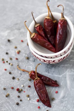 Kırmızı sivri biber ve tahıl bir vintage gri arka plan üzerine biber kurutulmuş biber kurutulmuş