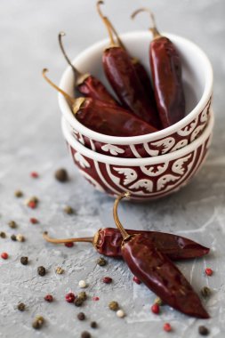 Kırmızı sivri biber ve tahıl bir vintage gri arka plan üzerine biber kurutulmuş biber kurutulmuş