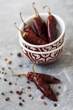 Kırmızı sivri biber ve tahıl bir vintage gri arka plan üzerine biber kurutulmuş biber kurutulmuş