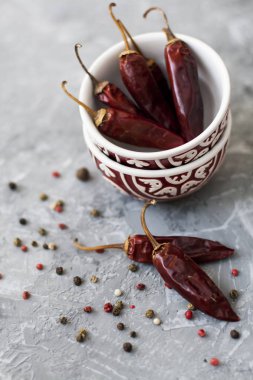 Kırmızı sivri biber ve tahıl bir vintage gri arka plan üzerine biber kurutulmuş biber kurutulmuş
