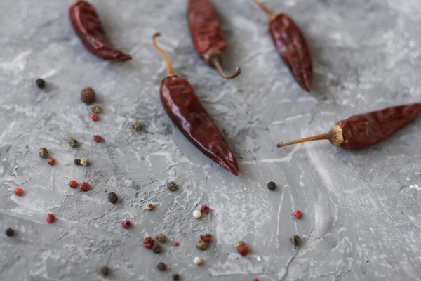 Kırmızı sivri biber ve tahıl bir vintage gri arka plan üzerine biber kurutulmuş biber kurutulmuş