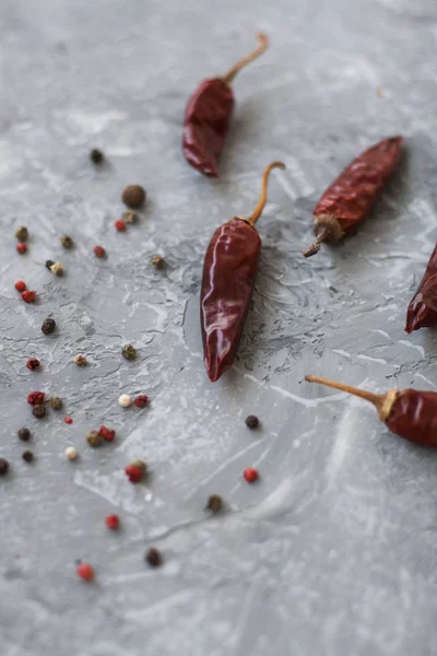 Kırmızı sivri biber ve tahıl bir vintage gri arka plan üzerine biber kurutulmuş biber kurutulmuş