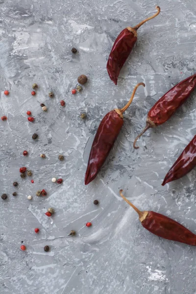 Kırmızı sivri biber ve tahıl bir vintage gri arka plan üzerine biber kurutulmuş biber kurutulmuş