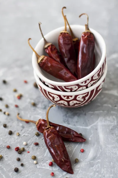 Kırmızı sivri biber ve tahıl bir vintage gri arka plan üzerine biber kurutulmuş biber kurutulmuş