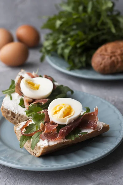 Sandwiches Con Pan Integral Queso Casero Rúcula Jamón Huevo Snack — Foto de Stock