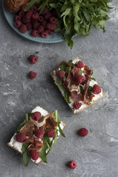 Panini Con Pane Integrale Formaggio Fatto Casa Rucola Prosciutto Lamponi — Foto Stock