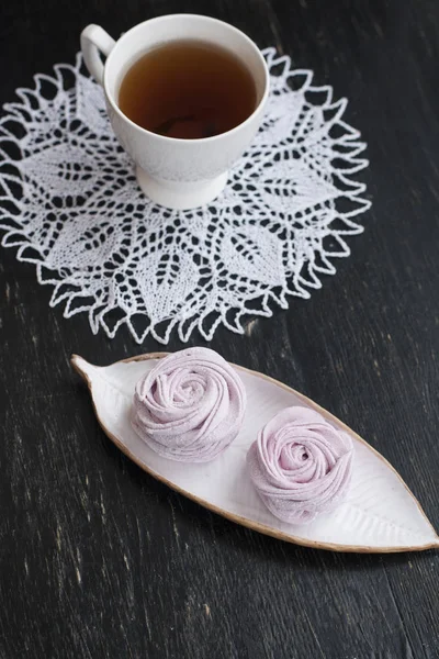 手作りベリー マシュマロ 紅茶のカップとビンテージ木製黒地に白いおしりふき — ストック写真