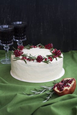 Çikolatalı kek krem, berry ile beyaz krem peynir, nar çilek ve biberiye şube. İki bardak kırmızı şarap. Fikir veya bir düğün pastası Doğum günü pastası için.