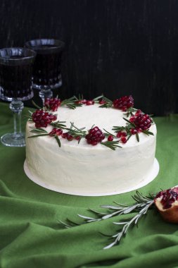 Çikolatalı kek krem, berry ile beyaz krem peynir, nar çilek ve biberiye şube. İki bardak kırmızı şarap. Fikir veya bir düğün pastası Doğum günü pastası için.